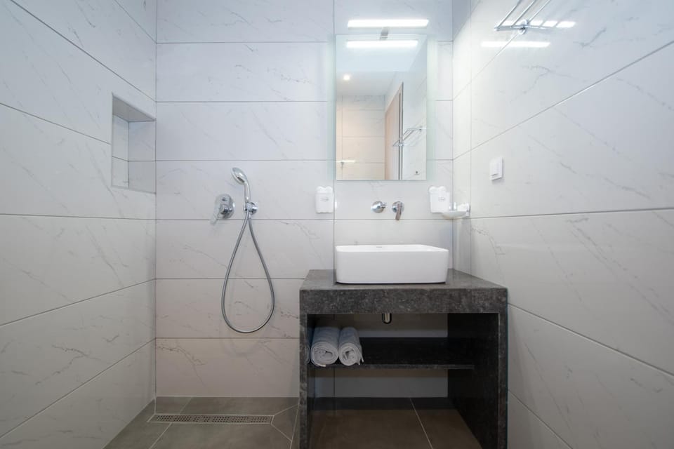 Shower, Bathroom, towels