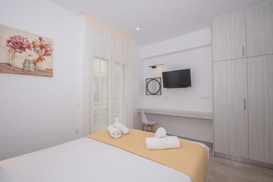 Bed, TV and multimedia, Photo of the whole room, Bedroom, towels