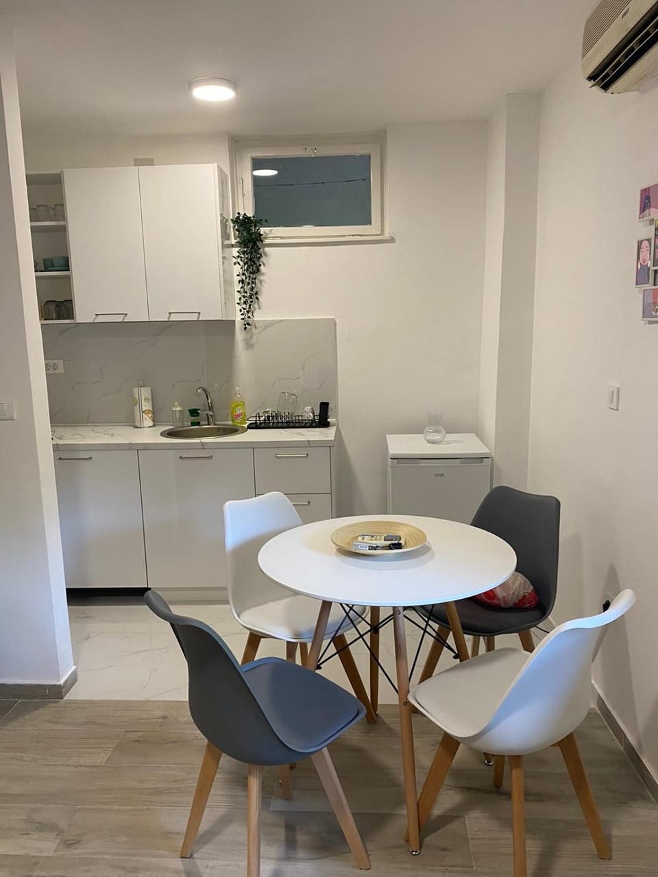Kitchen or kitchenette, Living room, Seating area, Dining area, stove