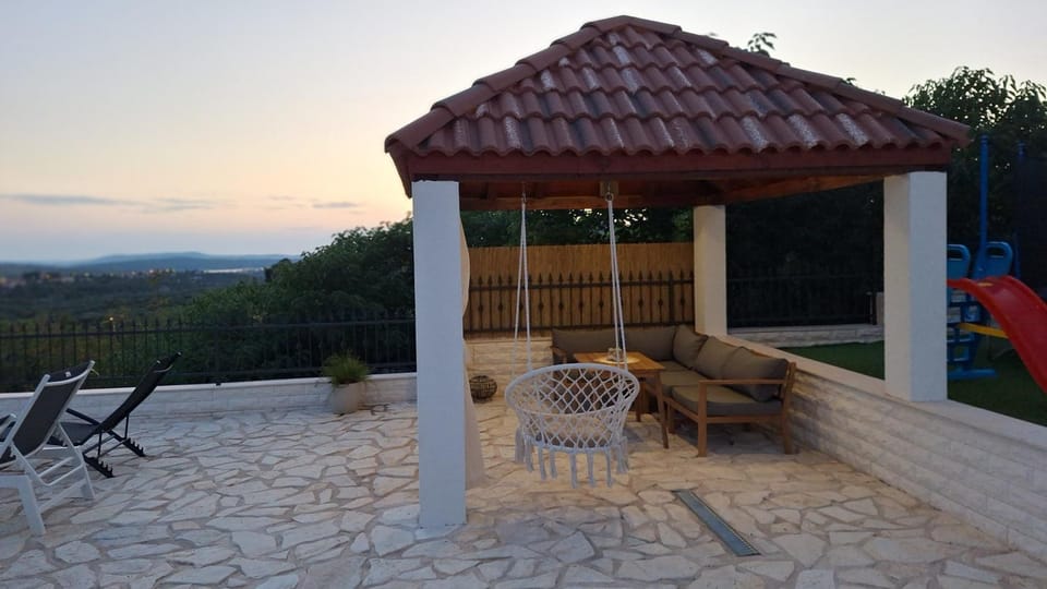 Patio, Day, Natural landscape, View (from property/room), Balcony/Terrace, Mountain view