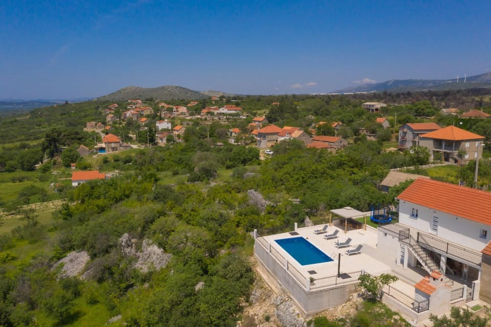 Property building, Spring, Day, Natural landscape, Bird's eye view, Mountain view, Pool view, Swimming pool