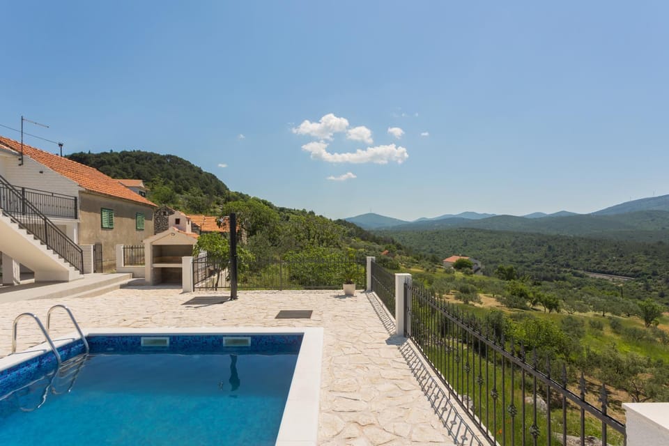 Property building, Day, Natural landscape, Mountain view, Pool view, Swimming pool, sunbed