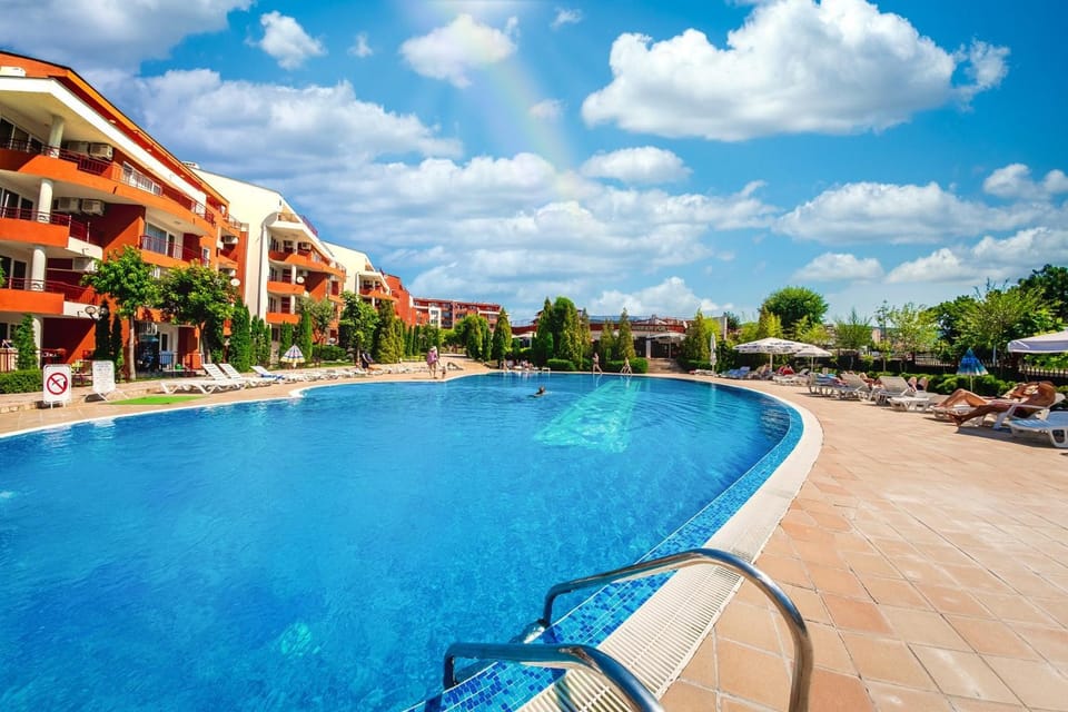 Property building, Day, Pool view, Swimming pool, sunbed