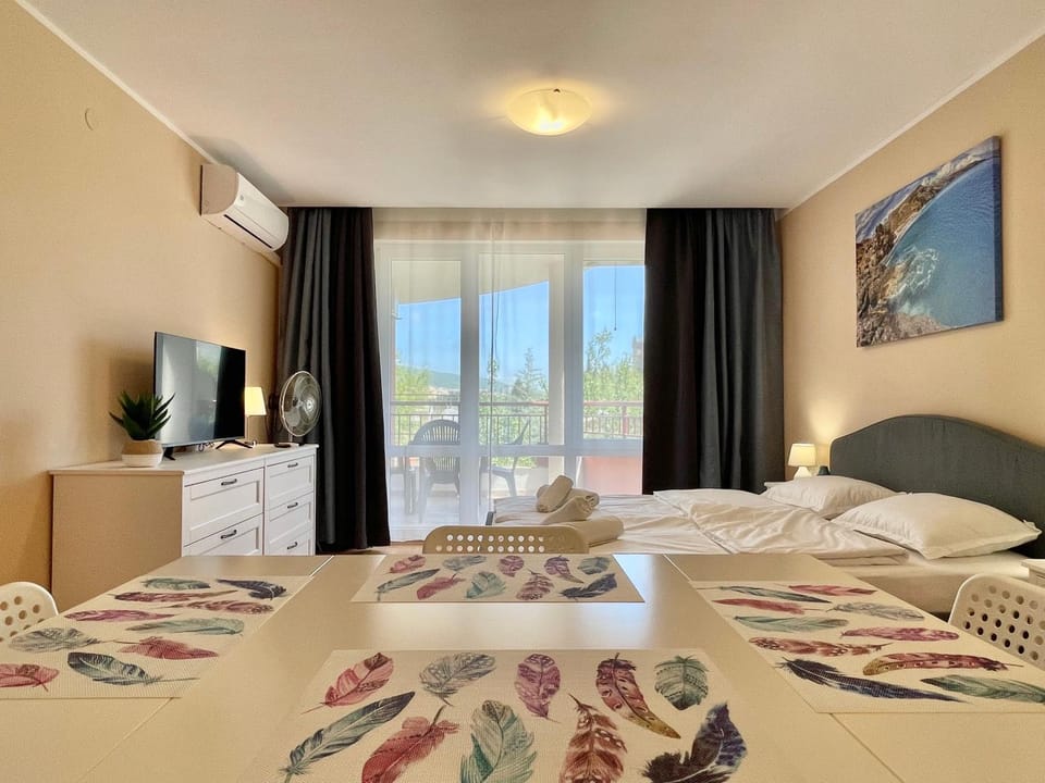 Bed, TV and multimedia, Photo of the whole room, towels, air conditioner