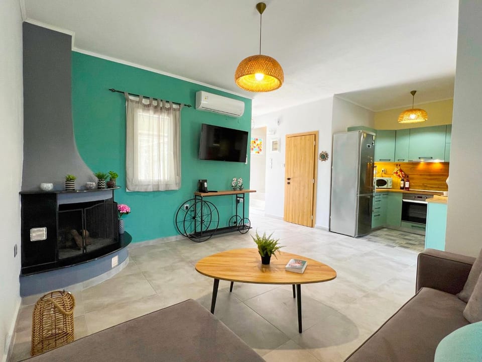 TV and multimedia, Kitchen or kitchenette, Living room, Seating area, Dining area