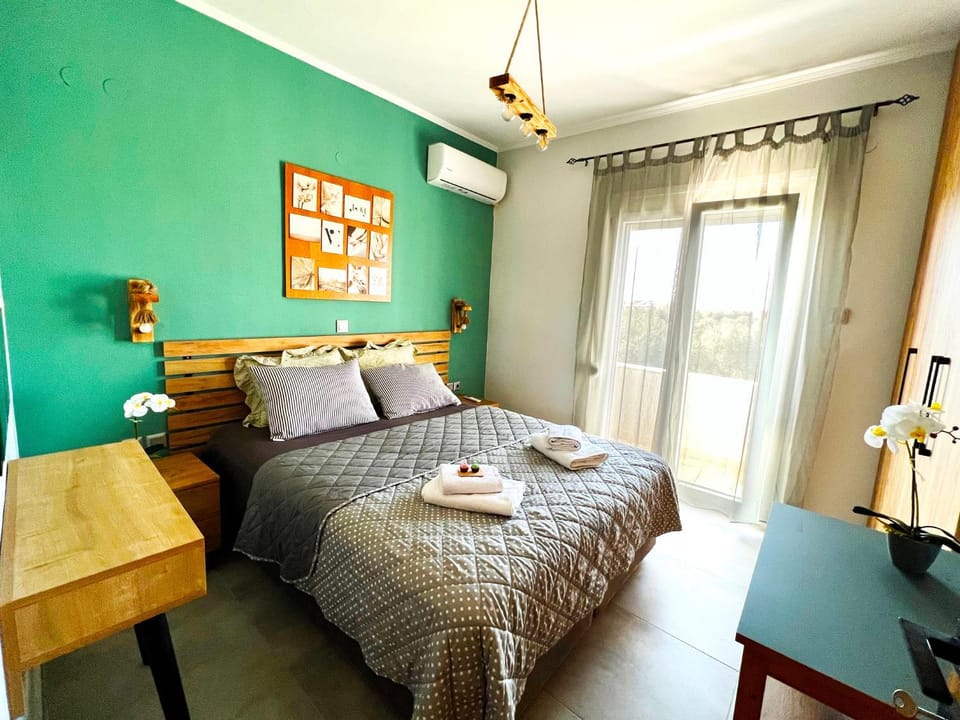 Photo of the whole room, Bedroom, air conditioner