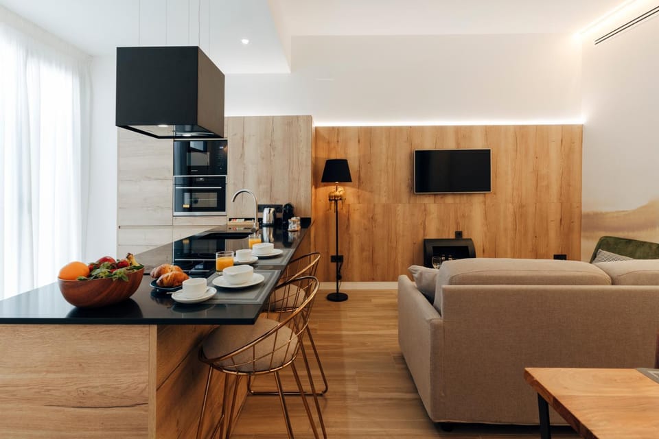 Coffee/tea facilities, Kitchen or kitchenette, Dining area, Food, minibar
