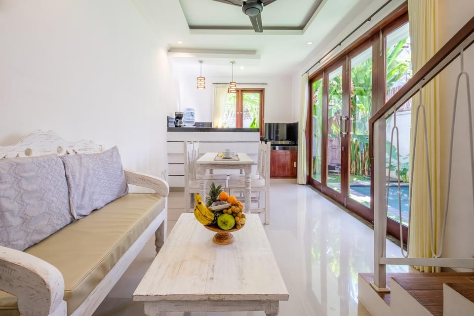 Kitchen or kitchenette, Living room, Seating area, Dining area, oven