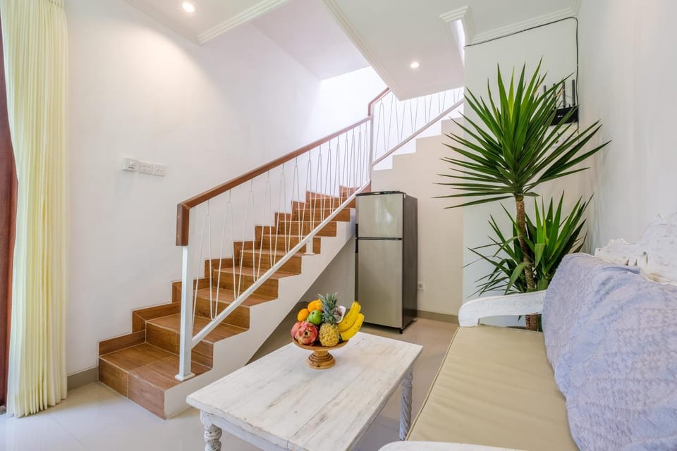 Facade/entrance, Living room, Decorative detail, Seating area