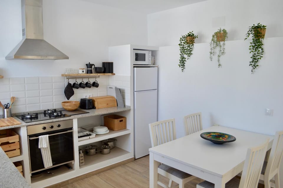 Dining area, minibar, toaster