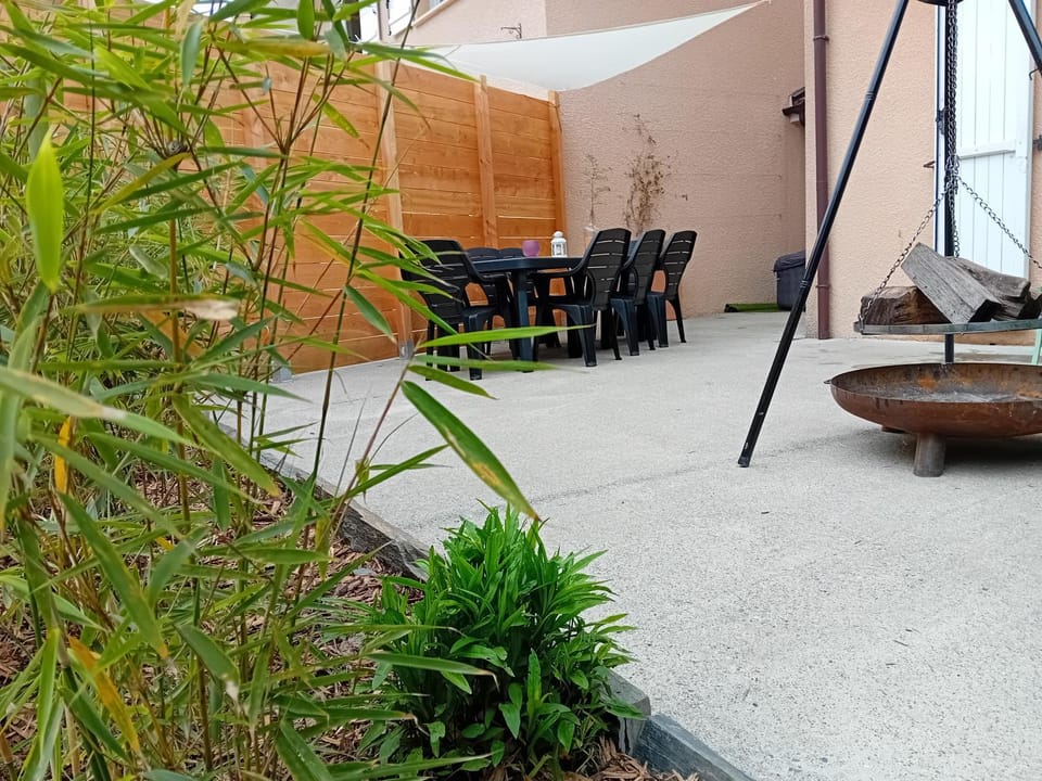 Property building, Patio, BBQ facilities, Balcony/Terrace, Seating area, Dining area