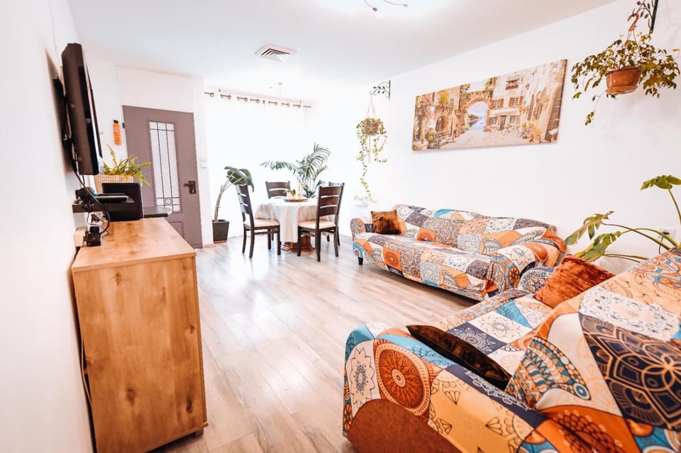 Communal lounge/ TV room, TV and multimedia, Living room, Seating area, Dining area, Evening entertainment