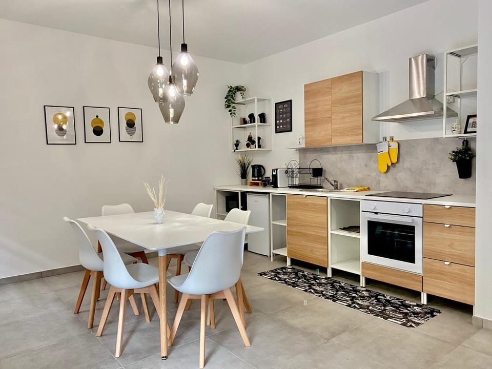 Kitchen or kitchenette, Dining area