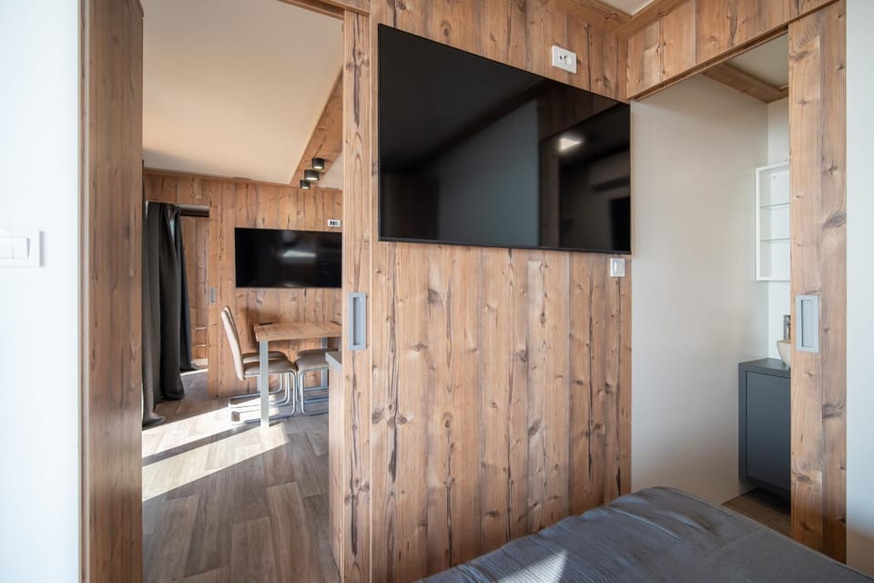 Communal lounge/ TV room, Bed, TV and multimedia, Bedroom
