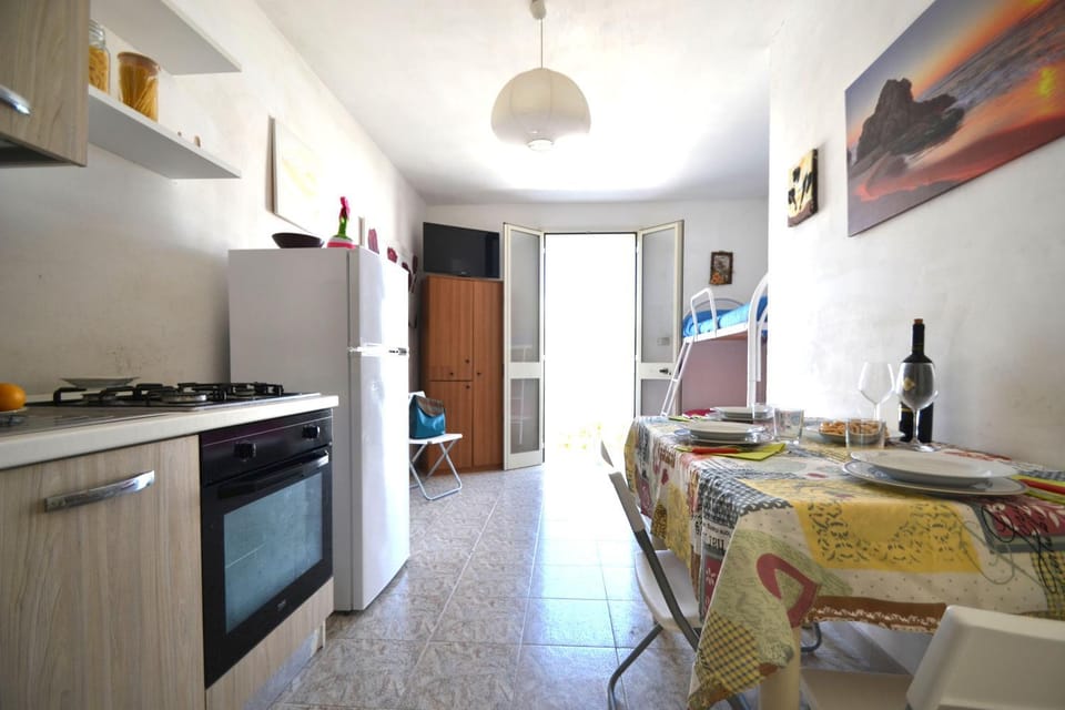 Restaurant/places to eat, TV and multimedia, Living room, Seating area, Bedroom, kitchen