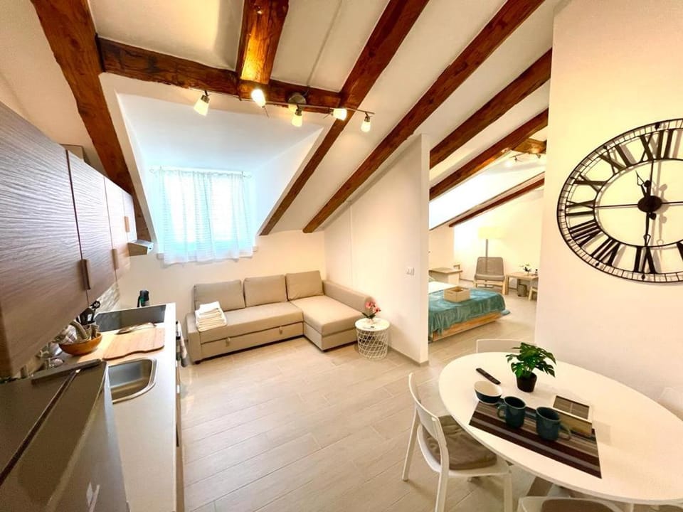 Kitchen or kitchenette, Seating area