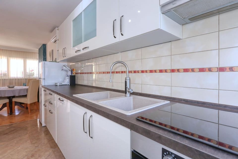 Kitchen or kitchenette, dishwasher, pet friendly, stove