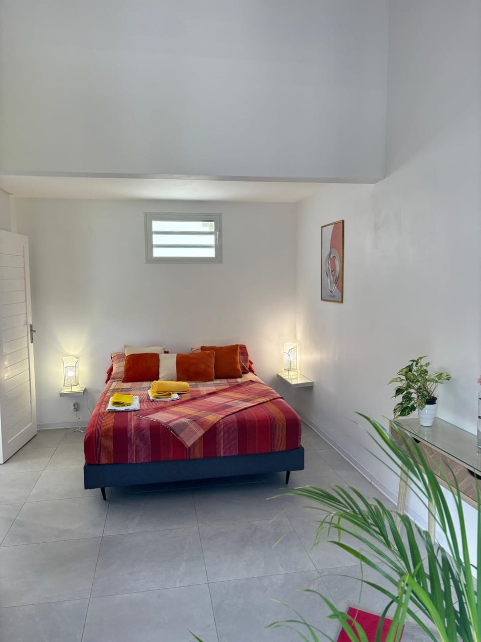 Photo of the whole room, Bedroom