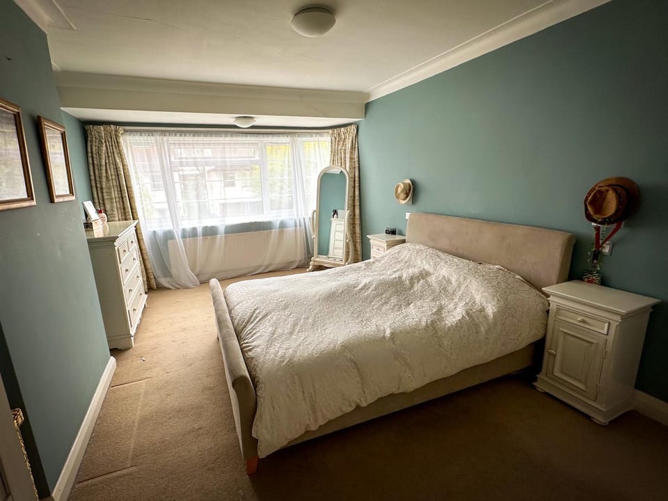 Three bedroom house with large garden a short stroll from Richmond's riverside pubs and restaurants House in Isleworth