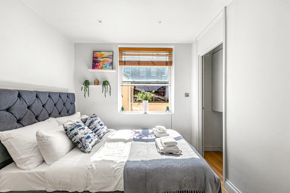 Bed, towels