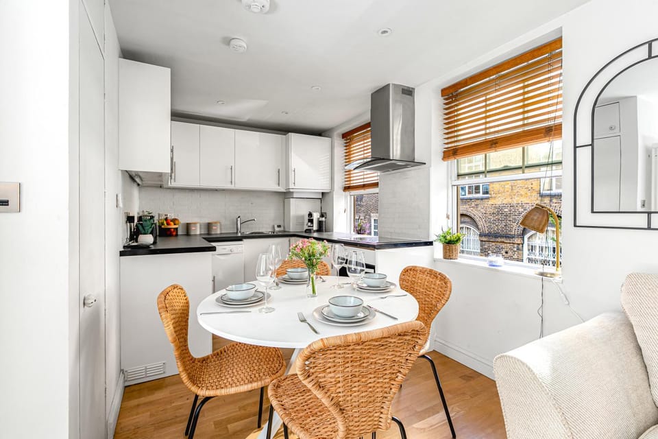 Kitchen or kitchenette, Dining area, dishwasher, minibar, pet friendly