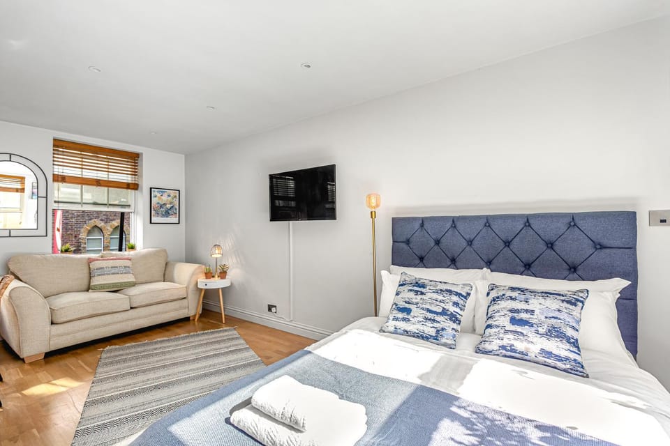 Bed, TV and multimedia, Photo of the whole room, Seating area