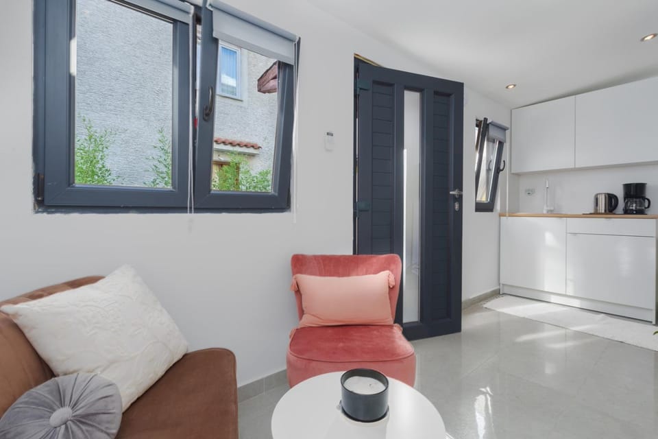 Kitchen or kitchenette, Living room, Seating area, Dining area
