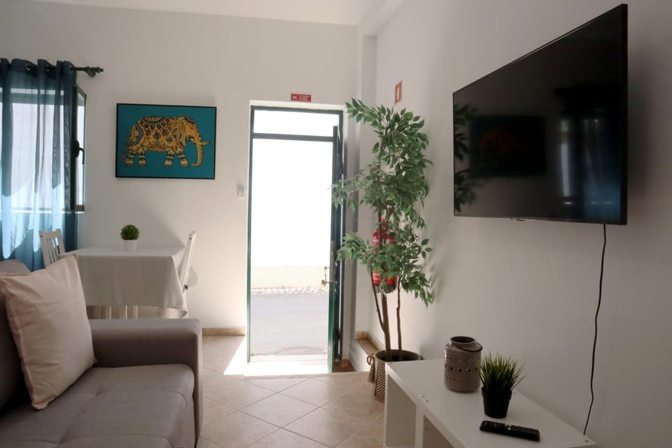 Spring, Day, People, Summer, TV and multimedia, Living room, Guests, Street view, Seasons, Time of day, children, young children, older children, Family, locker