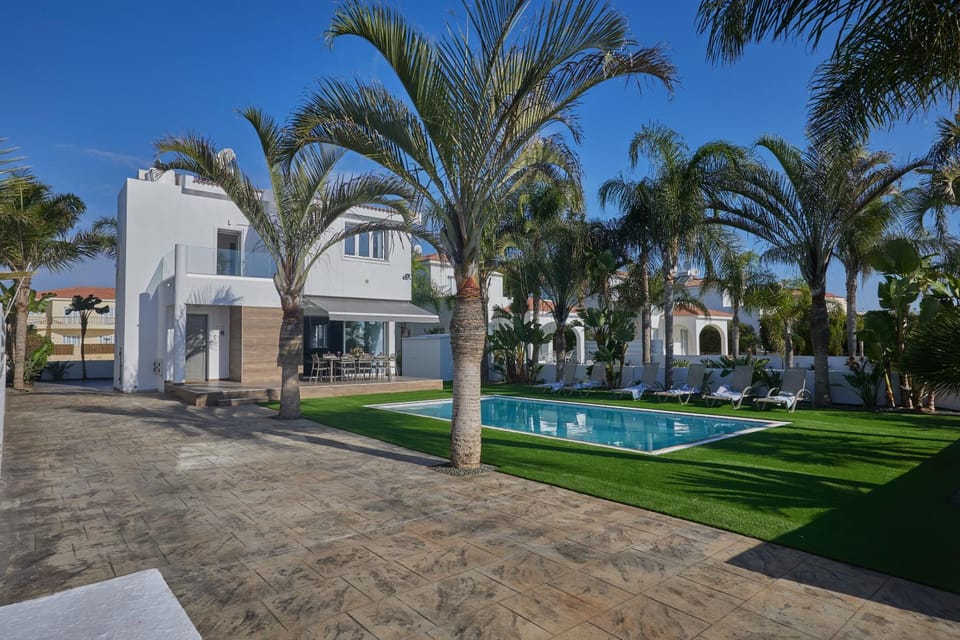 Property building, Garden, Swimming pool