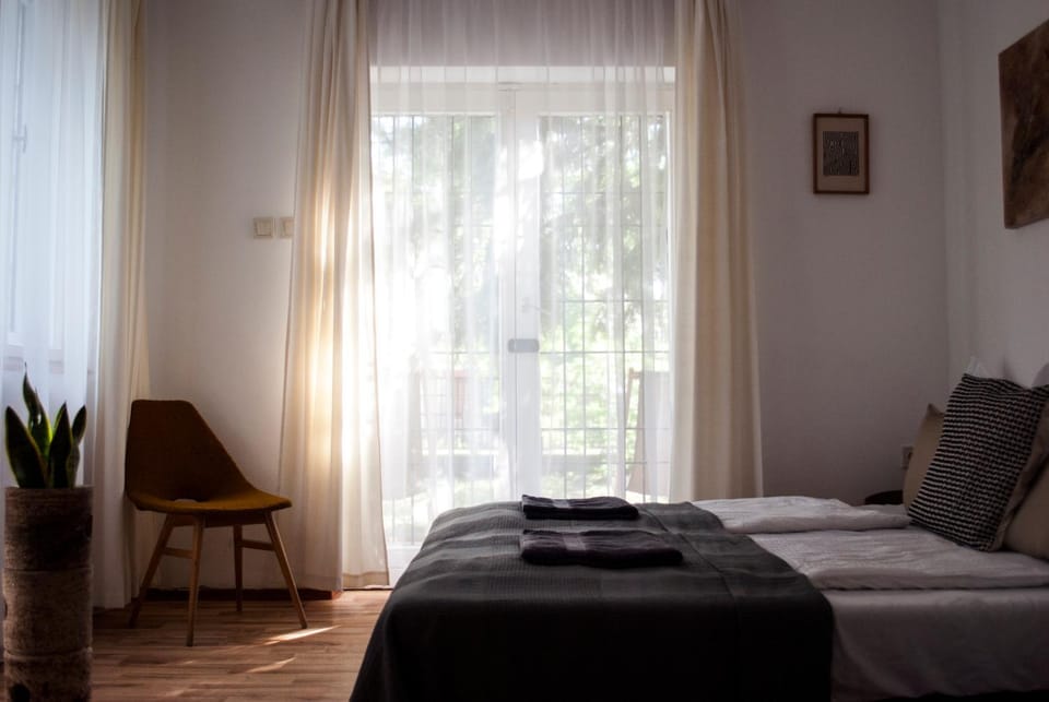 Bed, Day, Summer, Photo of the whole room, Bedroom, towels