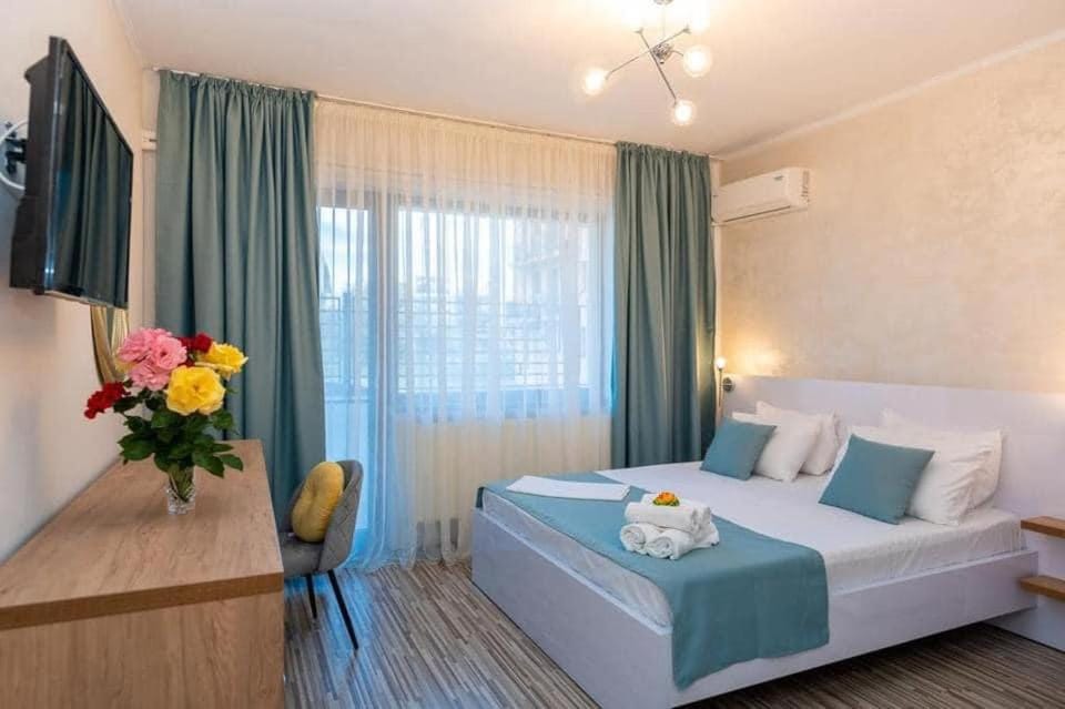 Bed, TV and multimedia, Seating area, Bedroom, towels