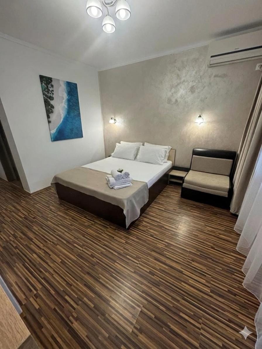 Bed, Bedroom, towels