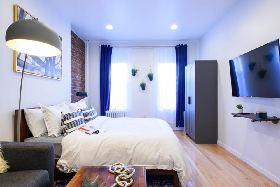 83-3W UES Central Park Newly Furnished XL Studio Apartment in Upper East Side