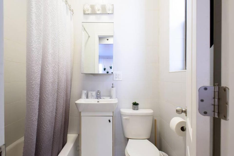 83-3W UES Central Park Newly Furnished XL Studio Apartment in Upper East Side