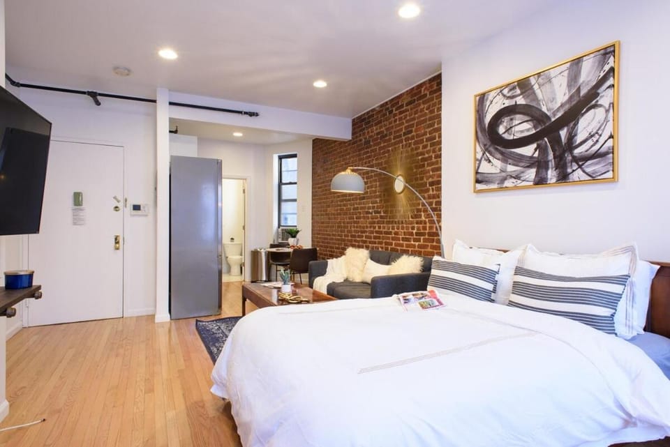 83-3W UES Central Park Newly Furnished XL Studio Apartment in Upper East Side