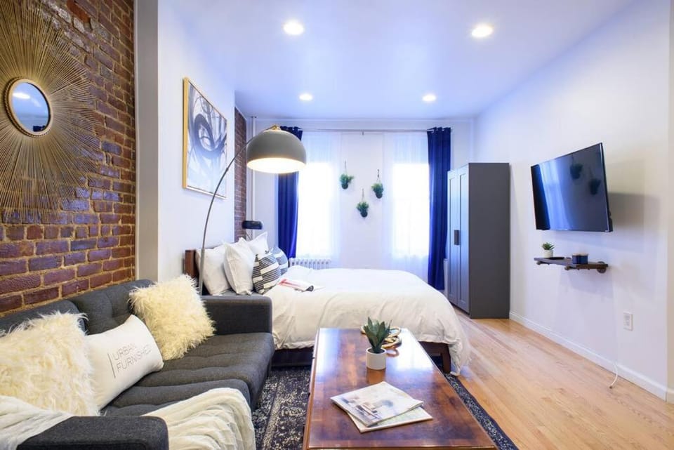 83-3W UES Central Park Newly Furnished XL Studio Apartment in Upper East Side