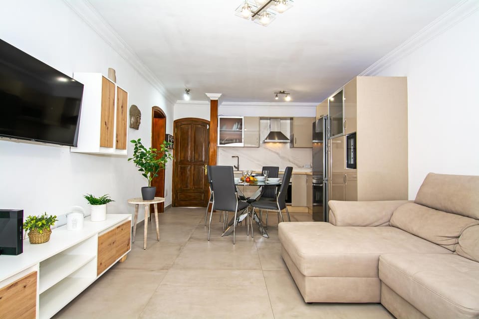 TV and multimedia, Kitchen or kitchenette, Living room, Seating area, Dining area