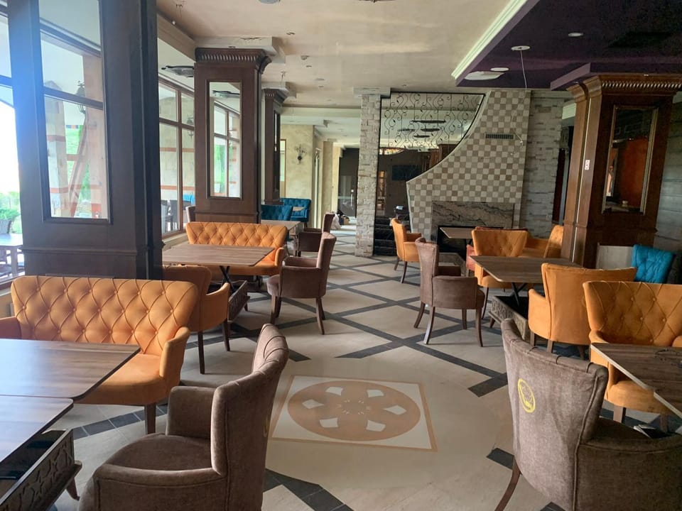 Restaurant/places to eat, Lounge or bar