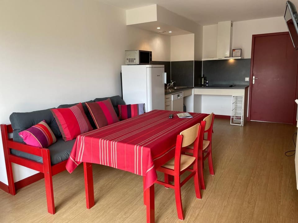 Kitchen or kitchenette, Living room, Dining area, stove