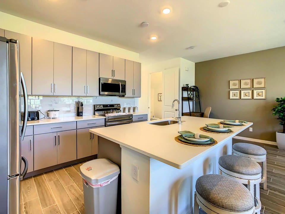 Modern 3BR Lakeview Townhouse with Console & Garage House in Four Corners