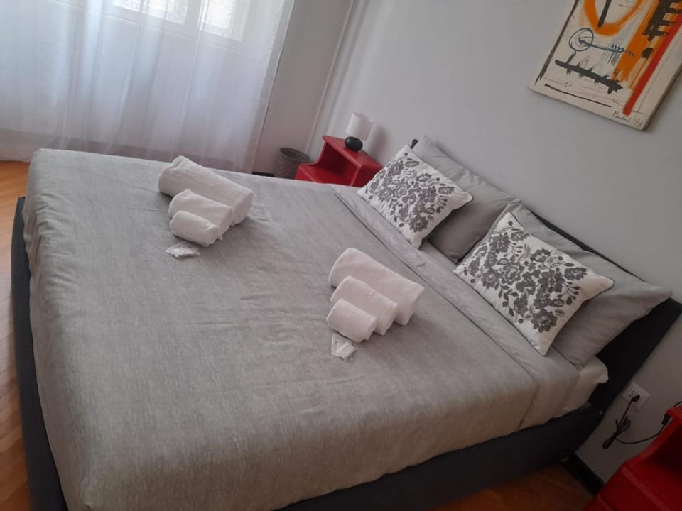 Bed, Bedroom, towels