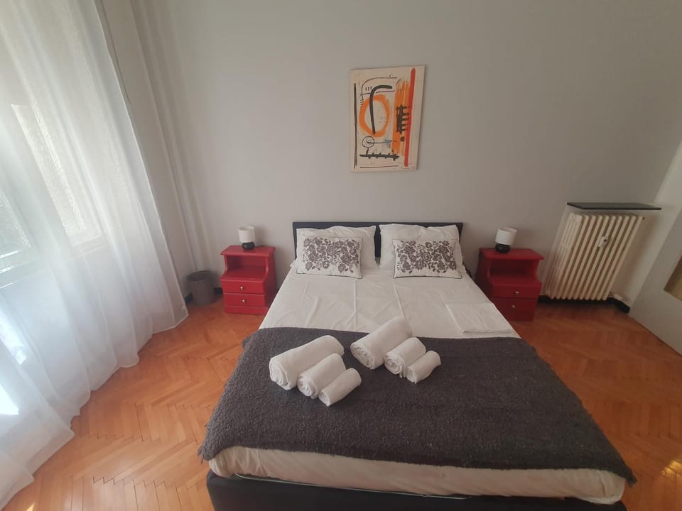 Bed, Photo of the whole room, Bedroom, towels