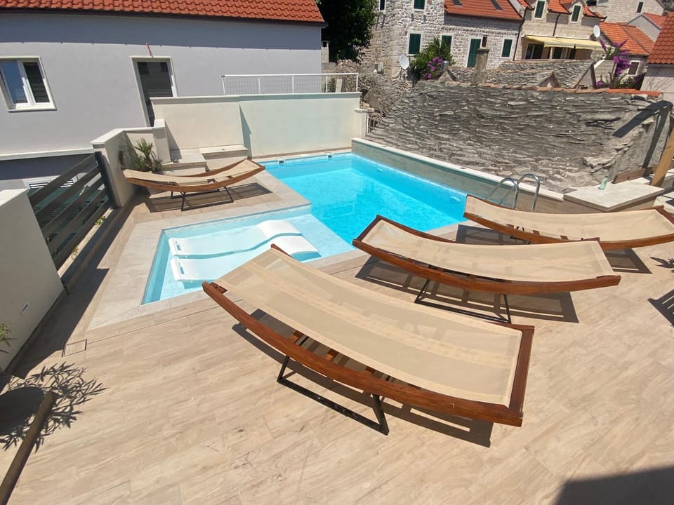 Day, Pool view