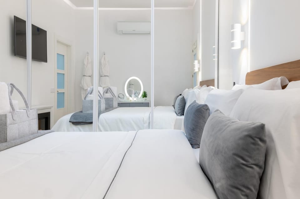 Bed, TV and multimedia, Photo of the whole room, Bedroom
