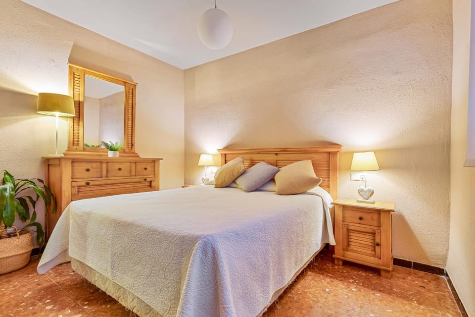 Photo of the whole room, Bedroom