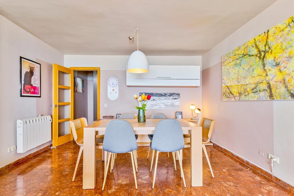 Photo of the whole room, Decorative detail, Dining area
