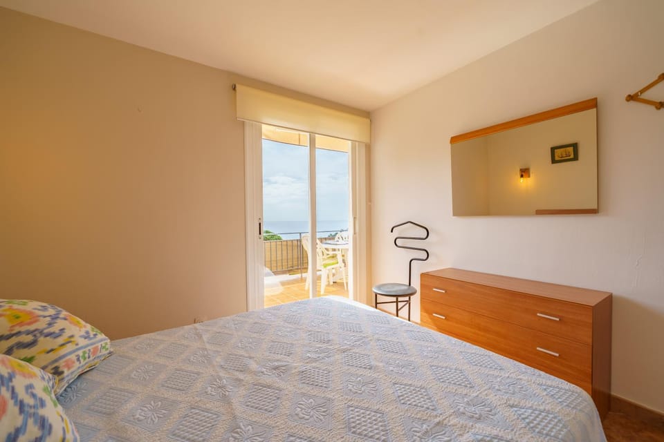 Bed, Natural landscape, Photo of the whole room, Bedroom, Sea view