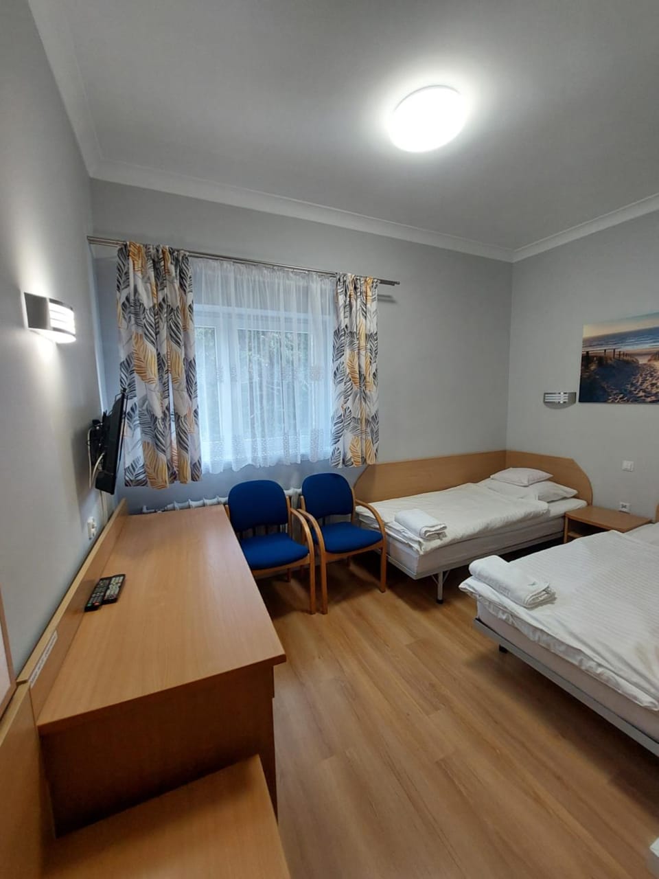 Bed, TV and multimedia, Photo of the whole room, Bedroom