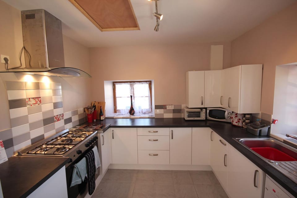 Kitchen or kitchenette, dishwasher, stove, toaster