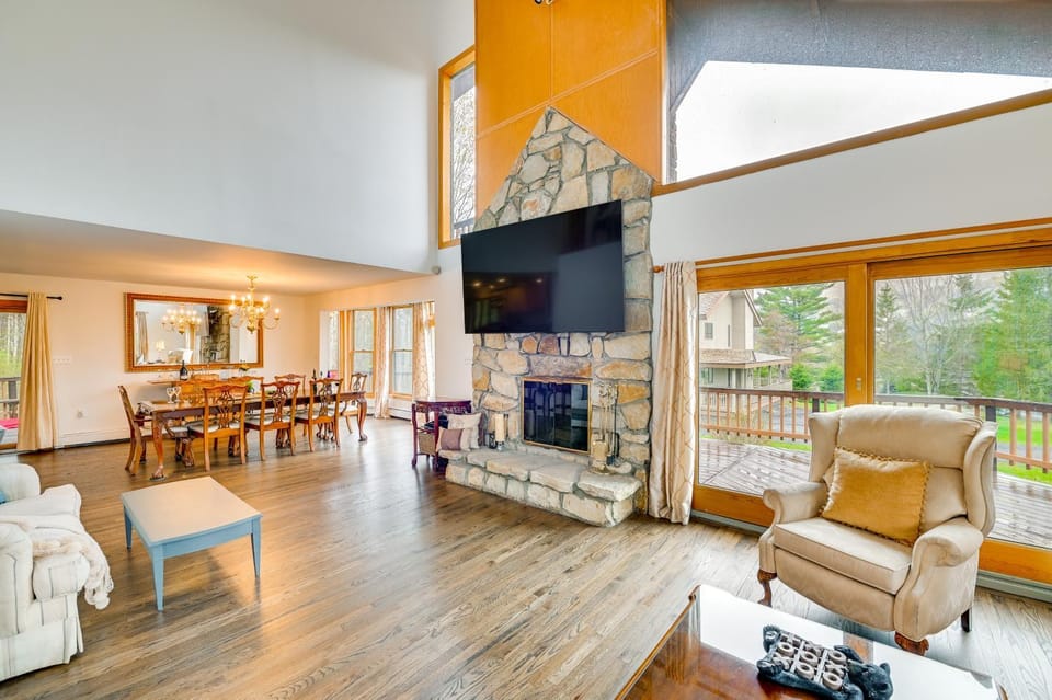New York Retreat - Furnished Deck & Mountain Views House in Hunter